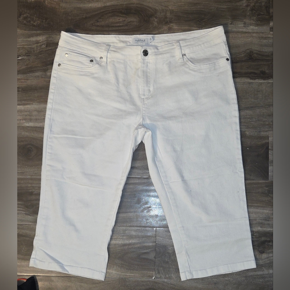 Stylish White Cropped Jeans